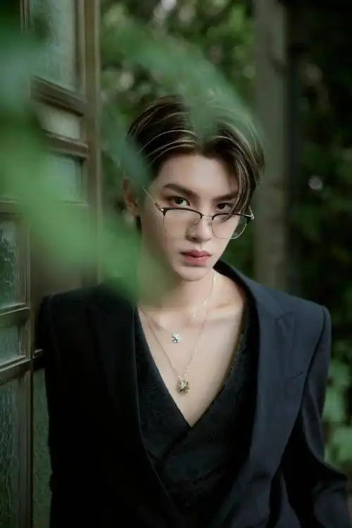 黄明昊出席莱绅通灵新品发布会正装赴会一同点亮王室探秘之旅