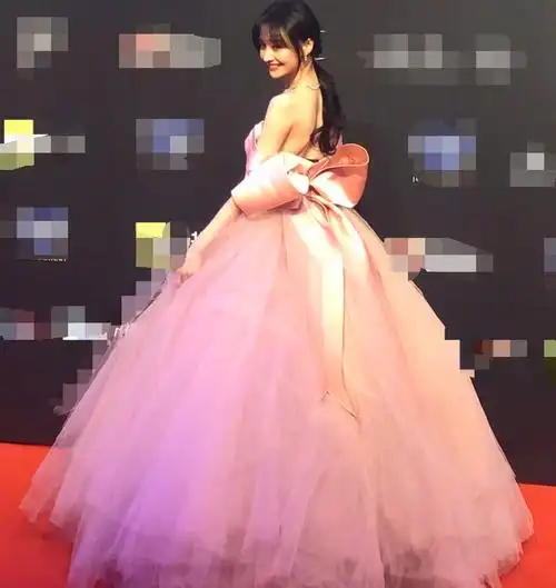 郑爽起诉张恒后首亮相,穿粉色抹胸长裙秀美背,生图颜值超能打