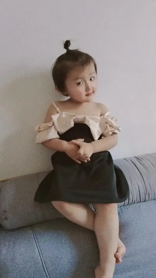 超有镜头感的小女孩 你成长的道路千姿百态,呆萌,可爱,调皮 - 抖