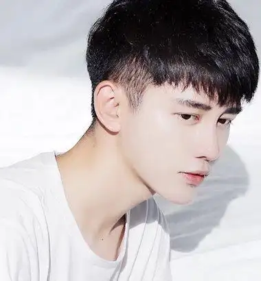 男生剪什么短发好看给我五厘米就够了造型师说总有男生在找新的短发