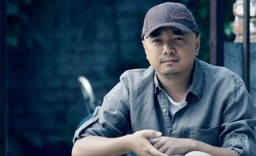 光头中年男子穿衣风格 中年光头男衣服搭配