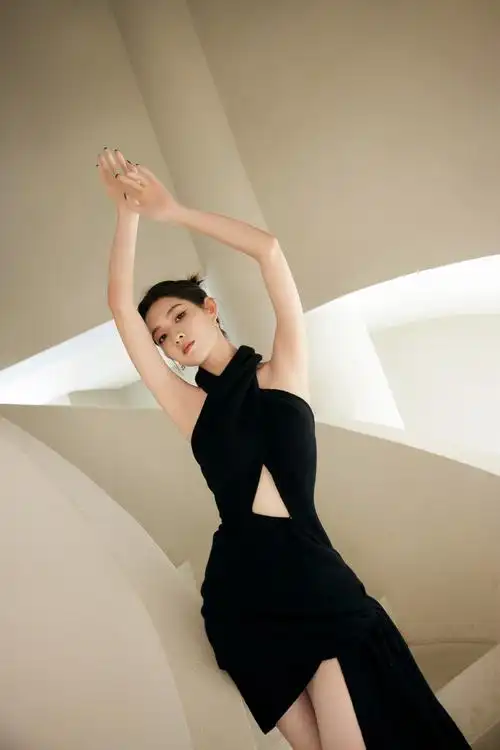 王玉雯个人资料(王玉雯黑色连衣裙性感美腿高跟鞋写真)