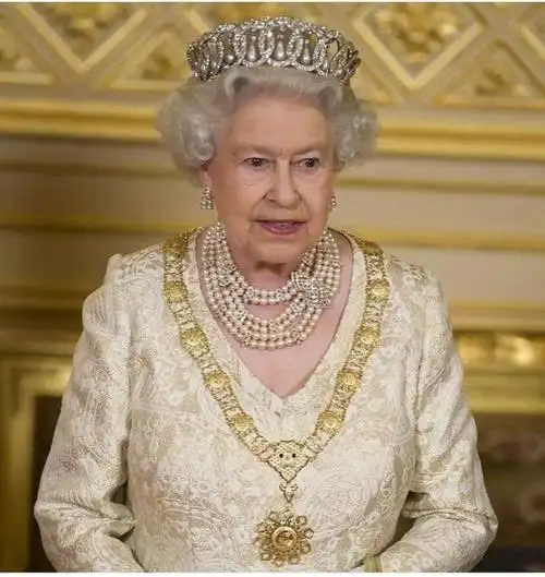 英女王还有一条六串珍珠项链,但几十年间只亮相了两次,好可惜