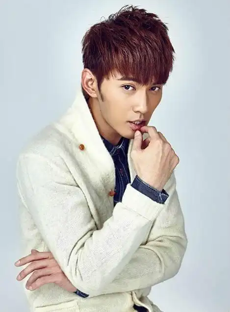 剧里他是邱泽(饰严格)是同父异母的兄弟,并且喜欢同一位傻白甜唐嫣(饰