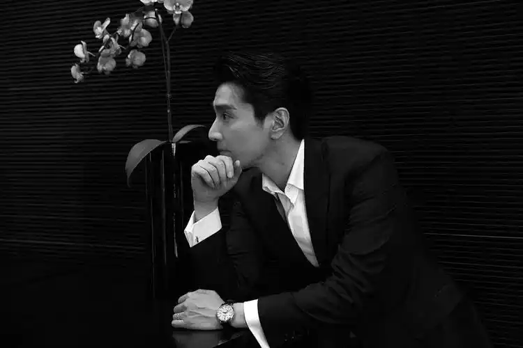 赵又廷黑色西装造型成熟雅致发型清爽利落眼神充满故事感