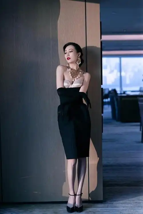 王鸥是撩人界的"天花板"吧,穿黑色抹胸裙凹动作,真是好魅惑