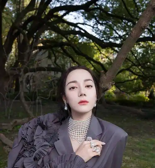 热巴黑色上衣俏皮可爱,系上蝴蝶结像个小魔女_时尚_热播_一面