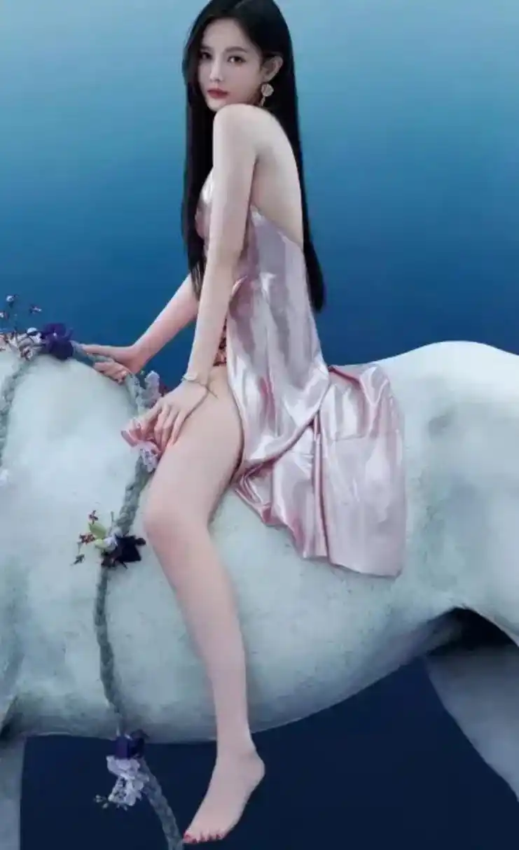 李一桐这是穿着睡衣77泳衣就出镜了吗[捂脸][捂脸]