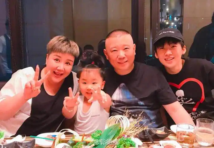 郭德纲晒一家四口全家福为爱妻庆生,岳云鹏等德云社众星送祝福_王惠