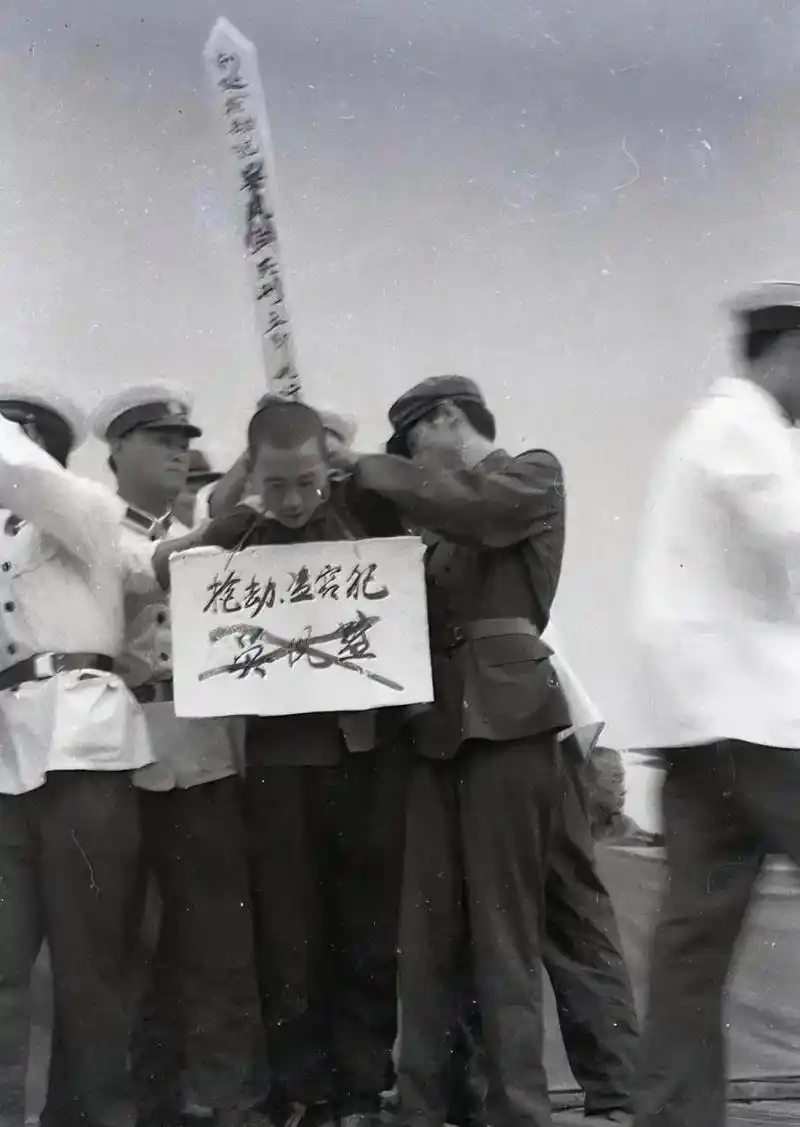 1983年严打期间,东北某地公判大会上,五花大绑的"抢劫,盗窃犯"吴凤蓝