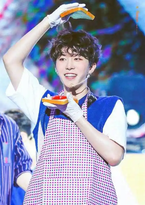 范丞丞心形发型太可爱?网友:整回你的高冷范儿吧!