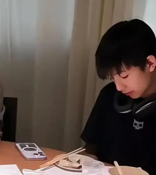 仔细观察,这个人有点像电影《快乐星球》里的丁凯乐和文静版的胡先煦