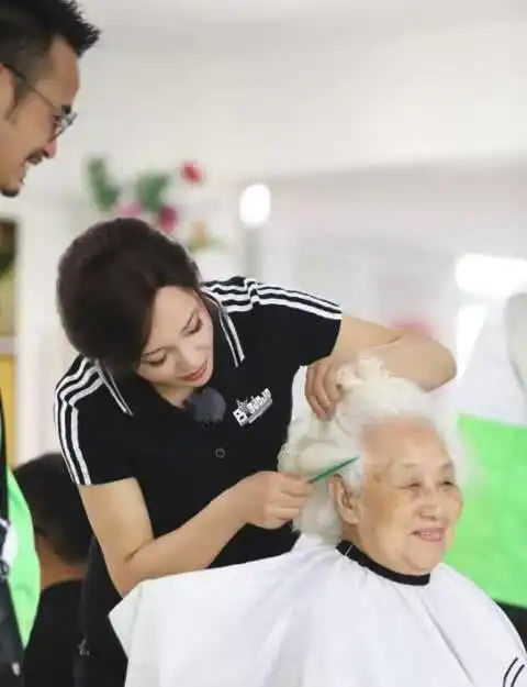 64岁赵雅芝去敬老院送爱心63岁刘晓庆给老人理发场面好尴尬