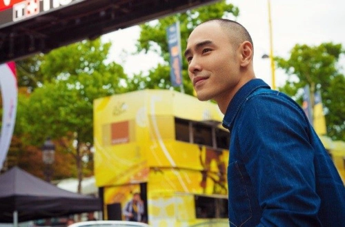 阮经天光头牛仔亮相巴黎,别说还有点帅