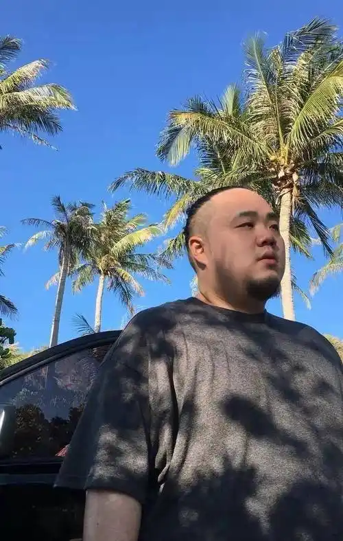 现年33岁的林睦渊是一名饶舌歌手,曾与张震岳,热狗等人组建过一个说唱