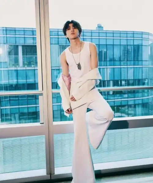 蔡徐坤身材简直绝了穿上白色背心秀肌肉粉丝看了都心动