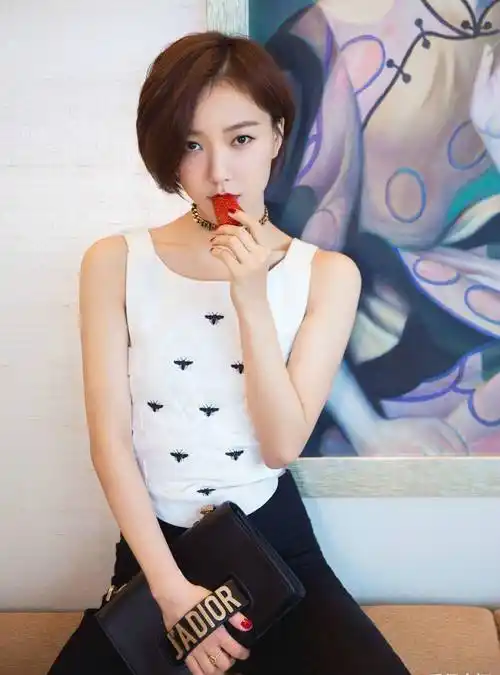 微胖的身材其实也很可爱,有许多网友看到王珞丹的身材后表示并不胖,有