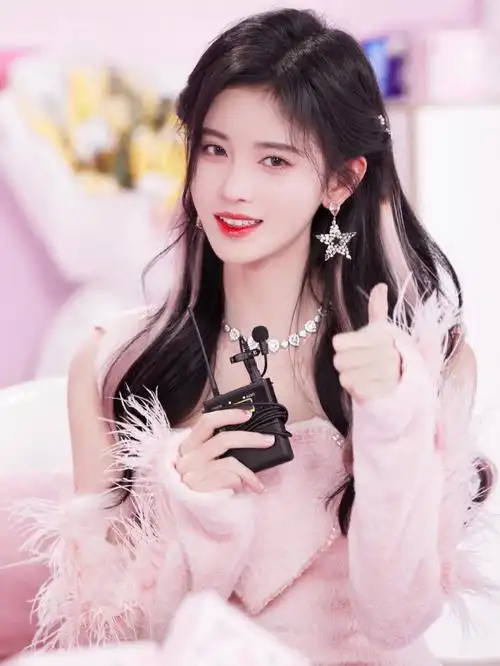 昨天晚上大家看没看直播,微醺造型太好看了#鞠婧祎@薯条小助手