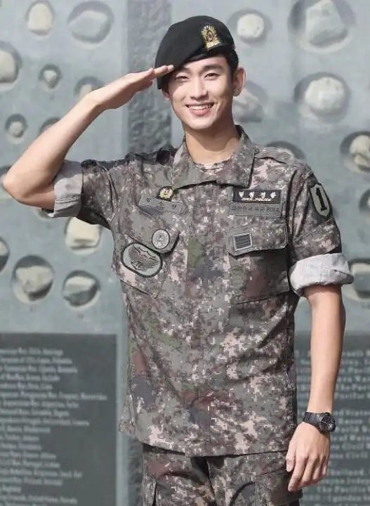 据悉,他在退伍前就与美容品牌签订了专属模特合同