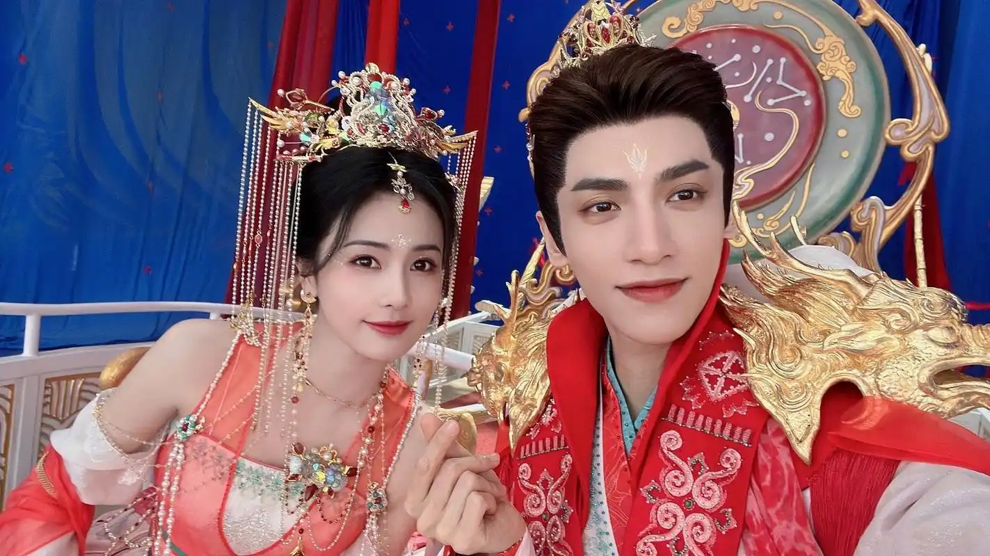 #罗云熙白鹿晒长月烬明大婚照##罗云熙白鹿互评二婚好甜# omo!新身份