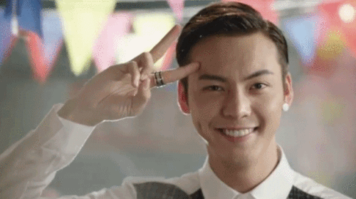 陈伟霆剪刀手笑打招呼gif动图_动态图_表情包下载_soogif