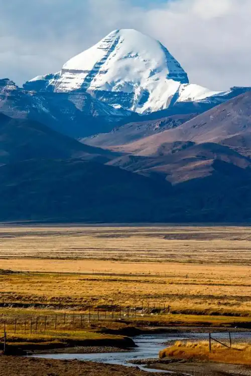 位于中国西藏的冈仁波齐峰为何多年无人登顶