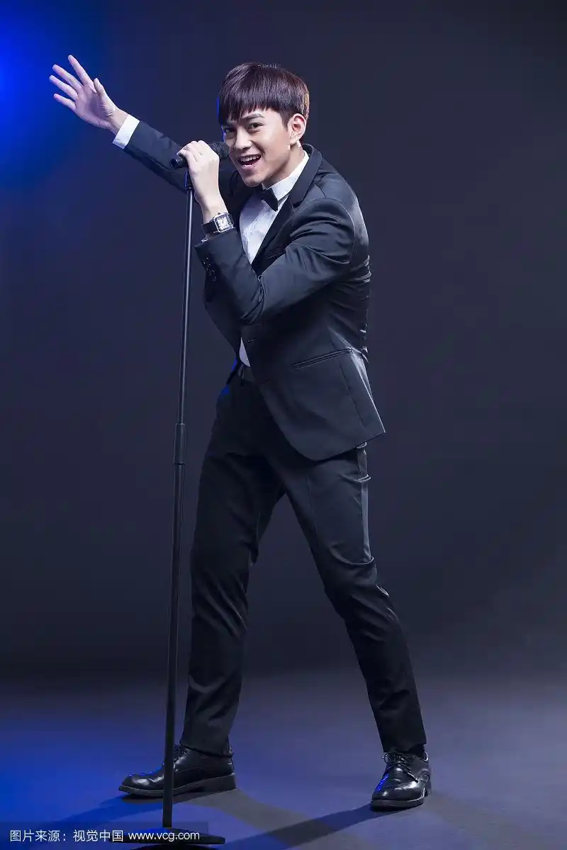 年轻男子拿着麦克风唱歌