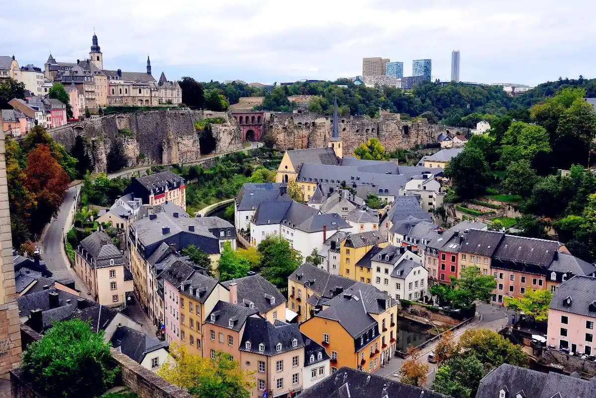 庄严的宪法广场和肃穆的圣母教堂见证了城市的变迁,卢森堡穿越千年等