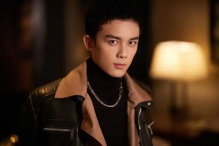 吴磊戴链条项链酷帅有型.返回搜狐,查看更多