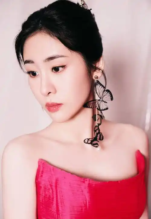 张碧晨裹臀长裙优雅动人_魅力_鲜红色_图片