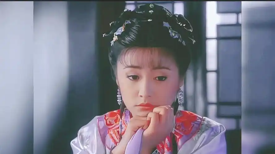 《还珠格格》林心如险遭换角,被嫌弃长得丑,哭不出来让导演生气