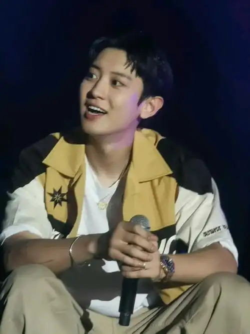 朴灿烈#灿烈的笑比绽放的烟花还要耀眼