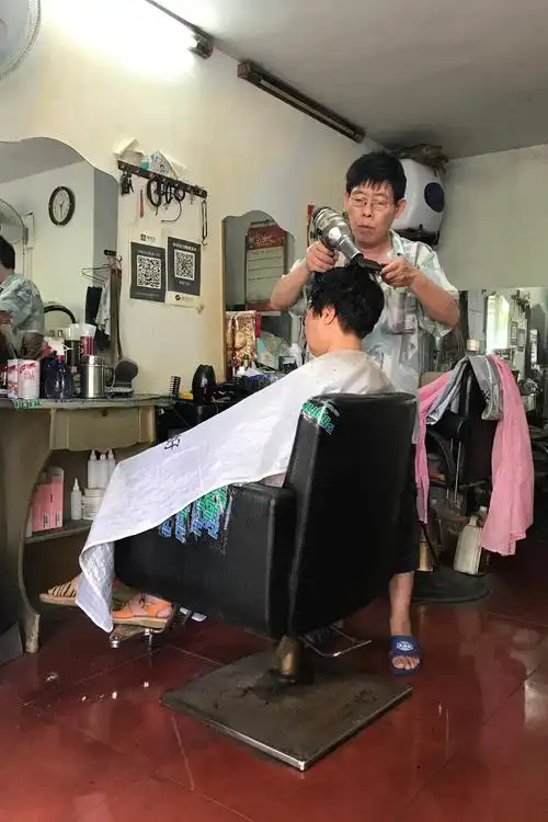 休息天去理个发来到开在小区里的简陋理发店正好有人在吹发我只能等候