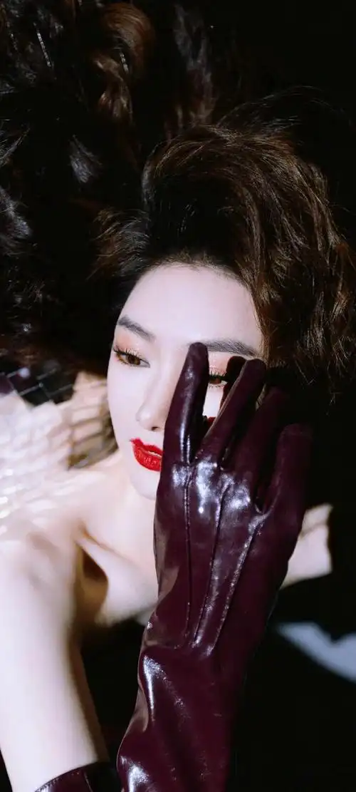 作为一位才华横溢的演员和歌手,戚薇的美丽与魅力早已深入人心,成为了