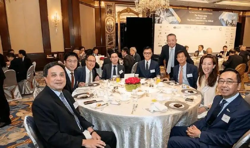 霍启山参加聚会,朱玲玲出席活动,两人最新近照还真是太像了_霍启刚