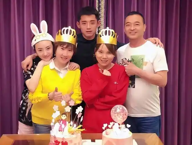 藏头诗互动,相差九岁毫无违和感,网友直呼太般配_作品_宣传_张继科