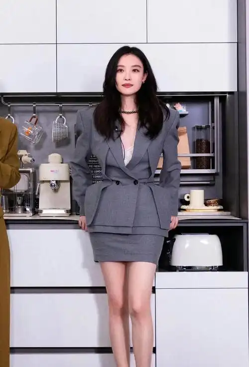 倪妮不愧珍珠达人蕾丝胸衣搭西装很性感戴串珍珠瞬间高级