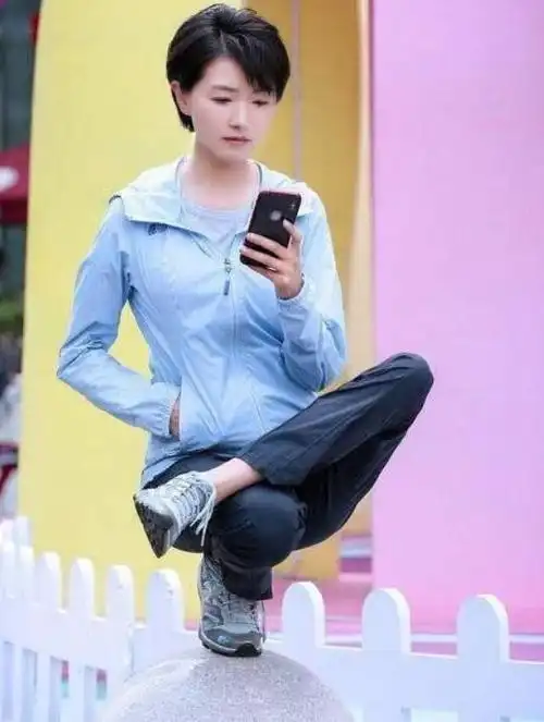 万茜升级版"亚洲蹲",网友尝试到崩溃,难道只有姐姐的腿能做?