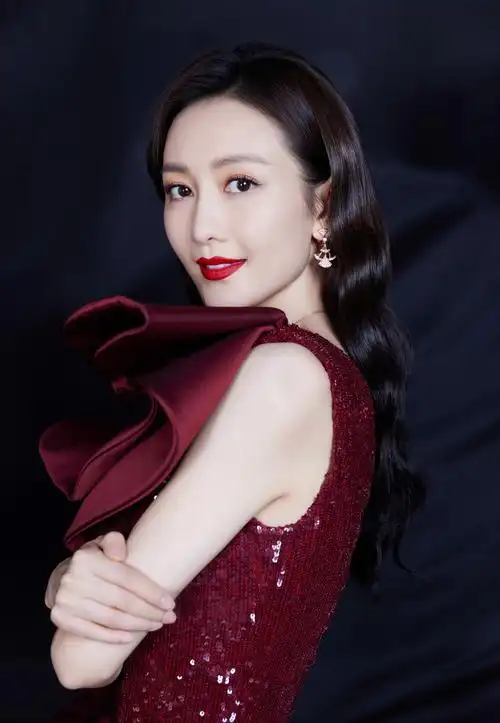 图片大全 明星写真 王鸥红色鱼尾裙白皙性感写真一键举报图片简介: 一