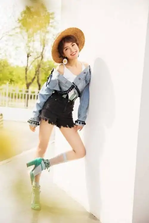 种丹妮清新写真曝光 个性搭配化身夏日精灵