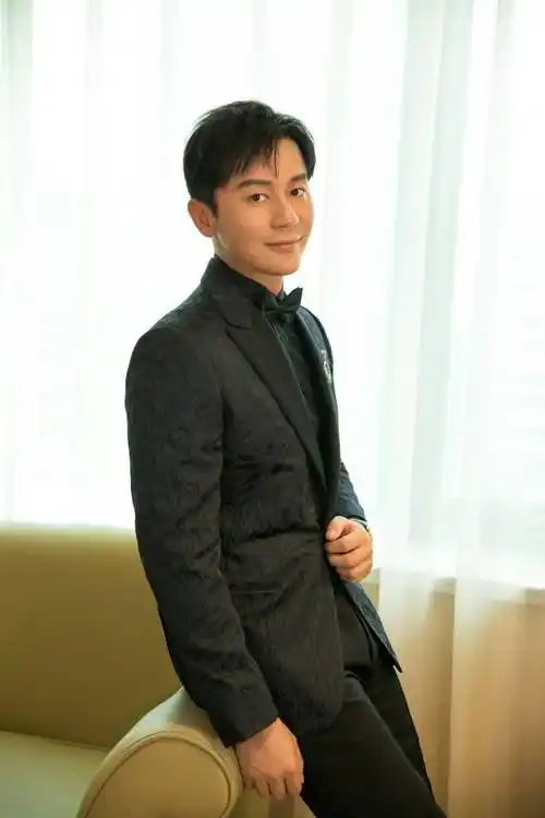 李晨2022微博电影之夜红毯造型写真释出 沉稳型男儒雅绅士_李晨_写真