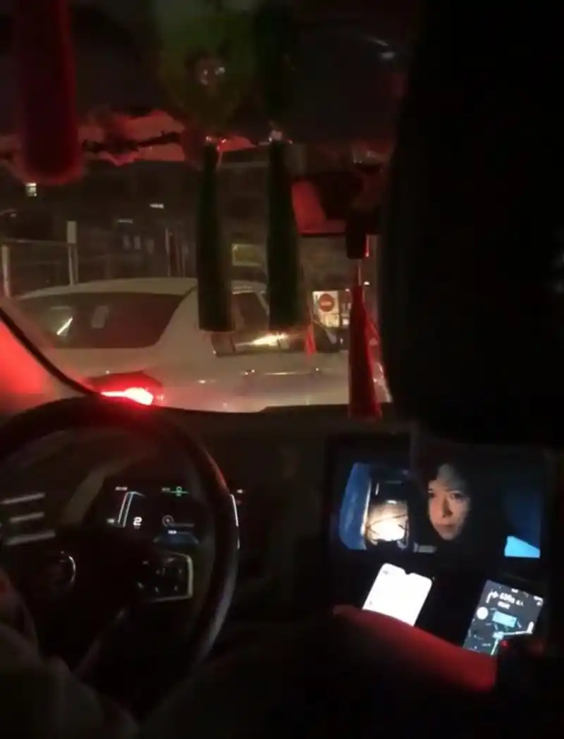 原创杭州一网约车司机开车看恐怖片车内装饰十分诡异让人头皮发麻
