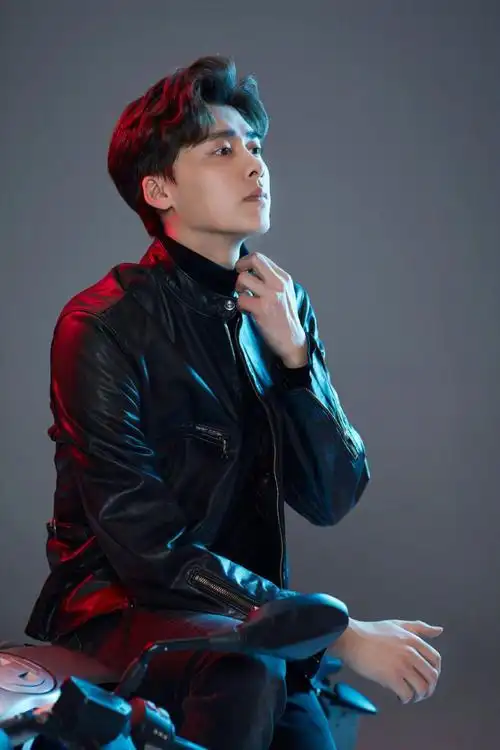 皮衣流行了这么多年究竟有多好穿看bosssunwen这样搭就知道了