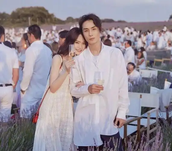 给离婚爸妈订同一间房,戚薇老公被骂上热搜:要尊重父母