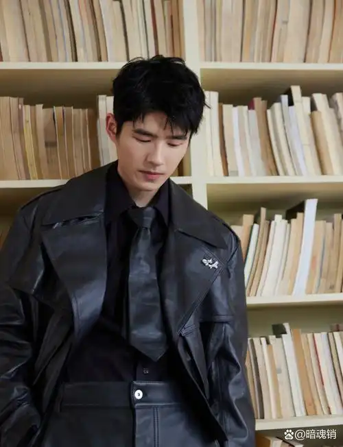 刘昊然一身bottega veneta 24早秋系列黑色皮衣造型搭配黑色衬衫,真的