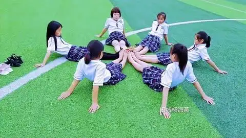 光脚女孩课外小活动(趣味游戏与走秀)辅导杨海燕