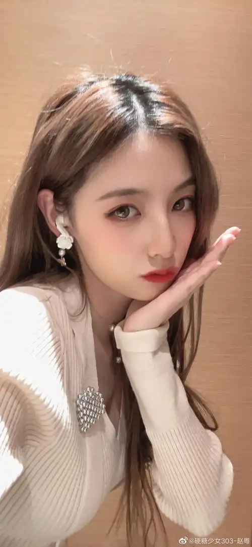 赵粤晒长发自拍九宫格精致可爱各种风格都可以驾驭