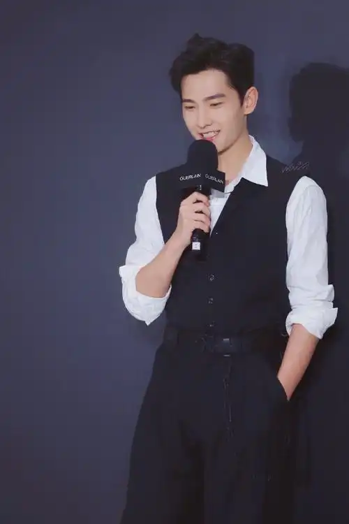 杨洋羊毛卷发型