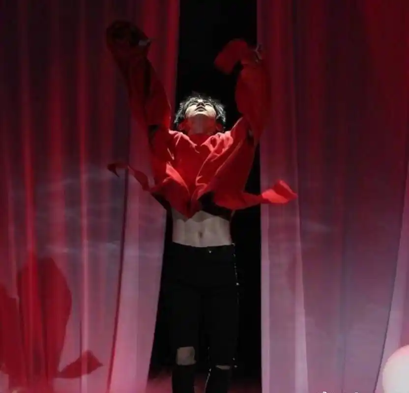 易烊千玺的八块腹肌,舔屏