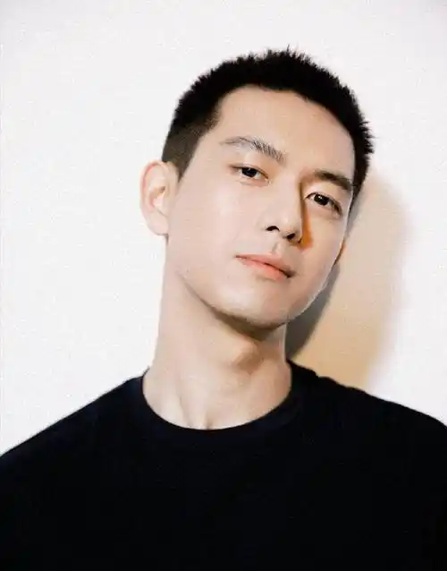 李现寸头照片可是谁能想到初中时代的李现其实是一个体重将近200斤的